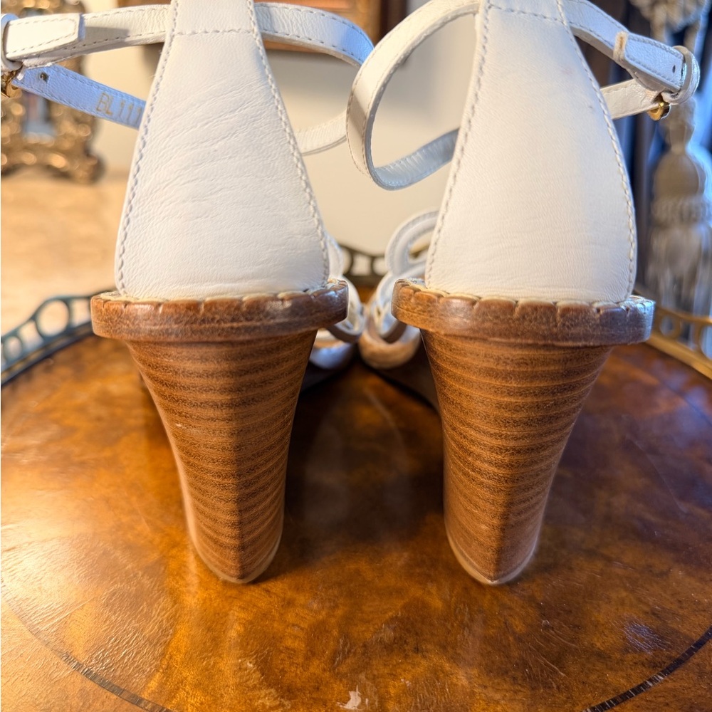Louis Vuitton White Floral T-Strap Sandals with Gold Accent Authentic - Picture 4 of 4